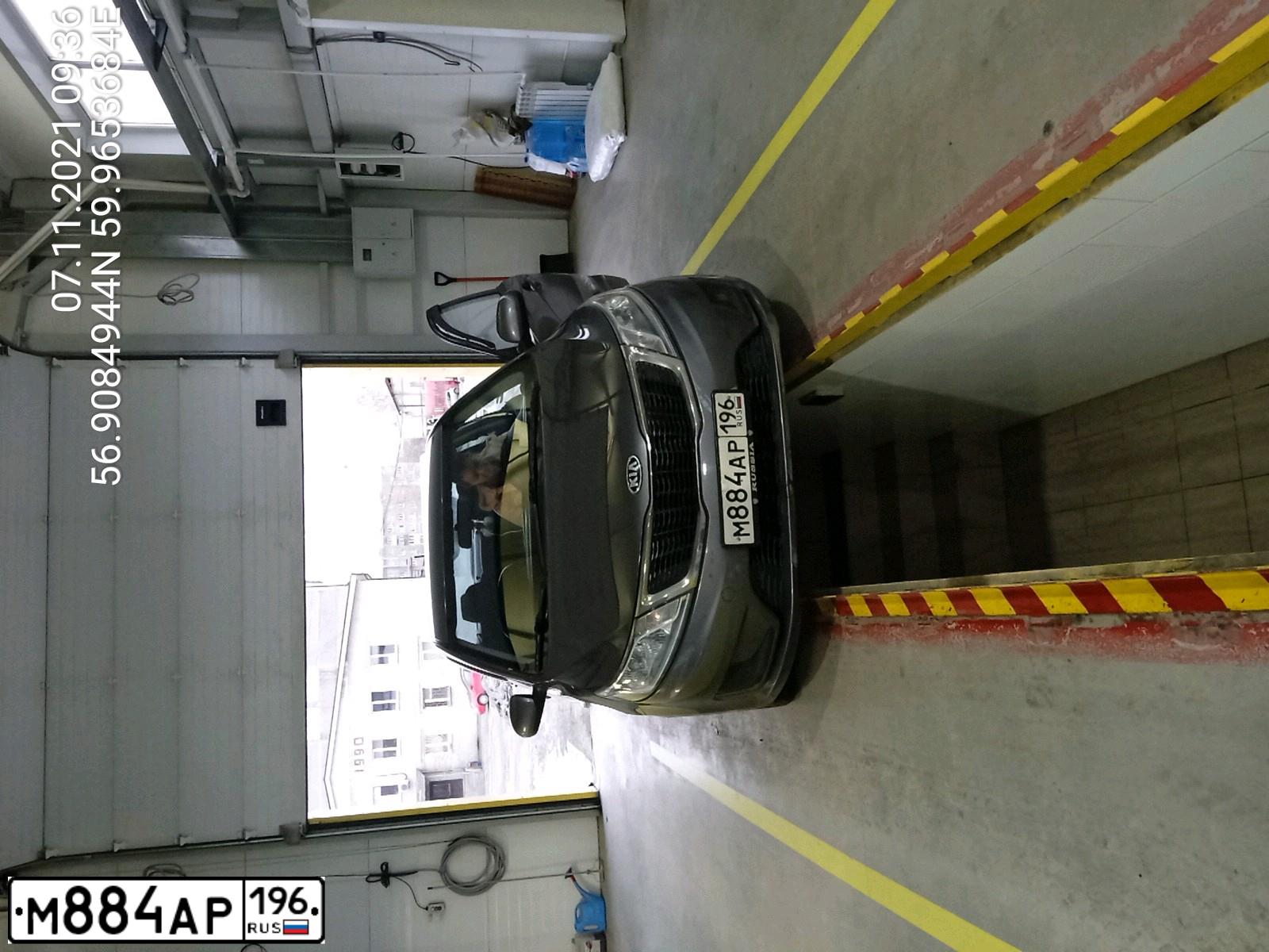 Фото автомобиля KIA RIO, 2013 — госномер М884АР196. Цвет: СЕРЫЙ