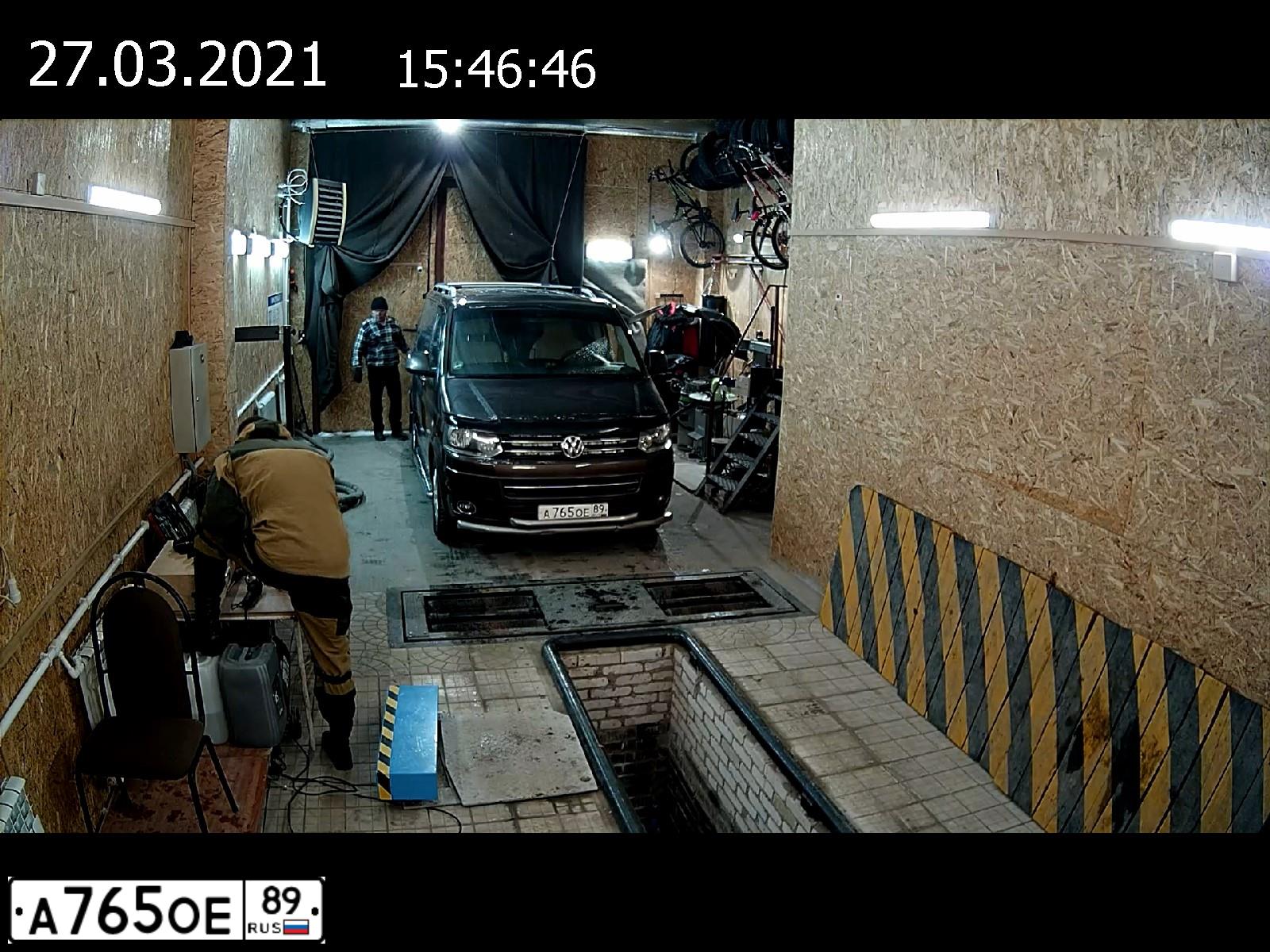 Фото автомобиля VOLKSWAGEN MULTIVAN, 2009 — госномер А765ОЕ89. Цвет: Коричневый