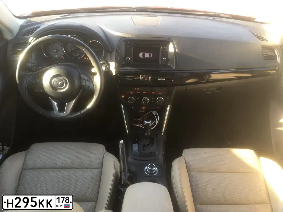 Фото автомобиля MAZDA CX-5, 2012 — госномер Н295КК178. Цвет: Красный