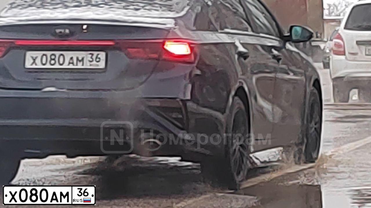 Фото автомобиля JEEP GRAND CHEROKEE, 2013 — госномер Х080АМ36. Цвет: Белый