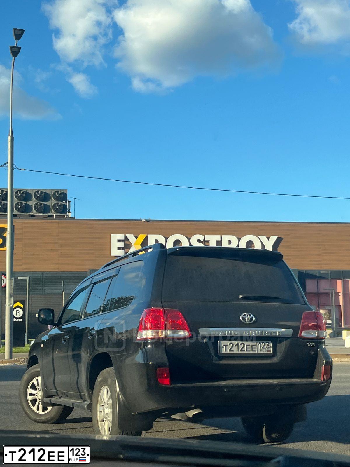 Фото автомобиля TOYOTA LANDCRUISER 200, 2009 — госномер Т212ЕЕ123. Цвет: ЧЕРНЫЙ