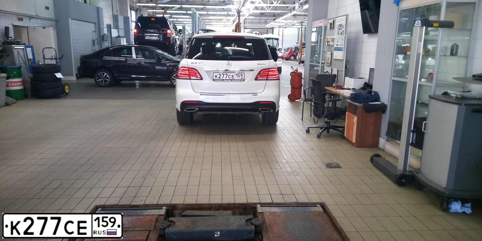 Фото автомобиля MERCEDES GLE-KLASSE, 2017 — госномер Р313АС198. Цвет: Белый