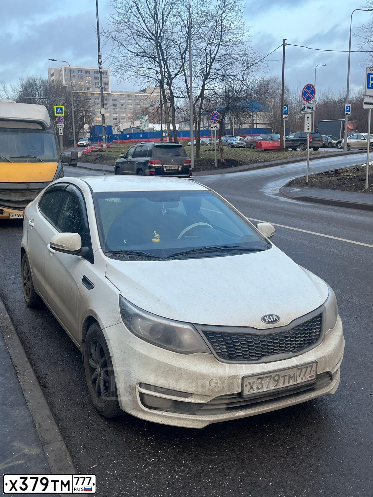 Фото автомобиля KIA RIO, 2016 — госномер Х379ТМ777. Цвет: БЕЛЫЙ