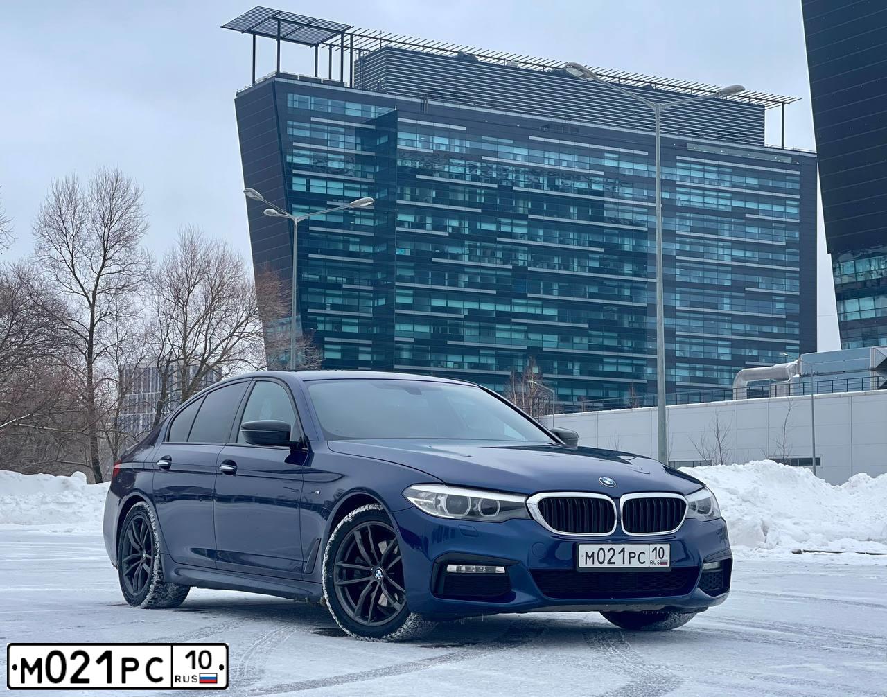Фото автомобиля BMW SERIE 5, 2017 — госномер М021РС10. Цвет: СИНИЙ