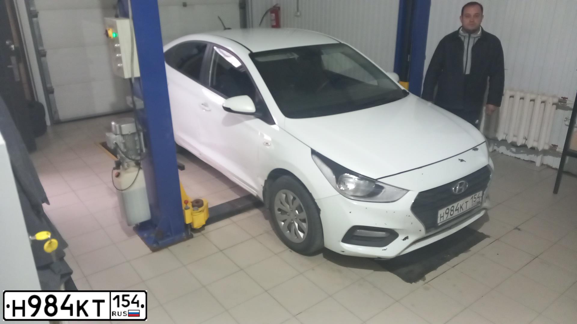 Фото автомобиля HYUNDAI SOLARIS, 2019 — госномер Н984КТ154. Цвет: БЕЛЫЙ