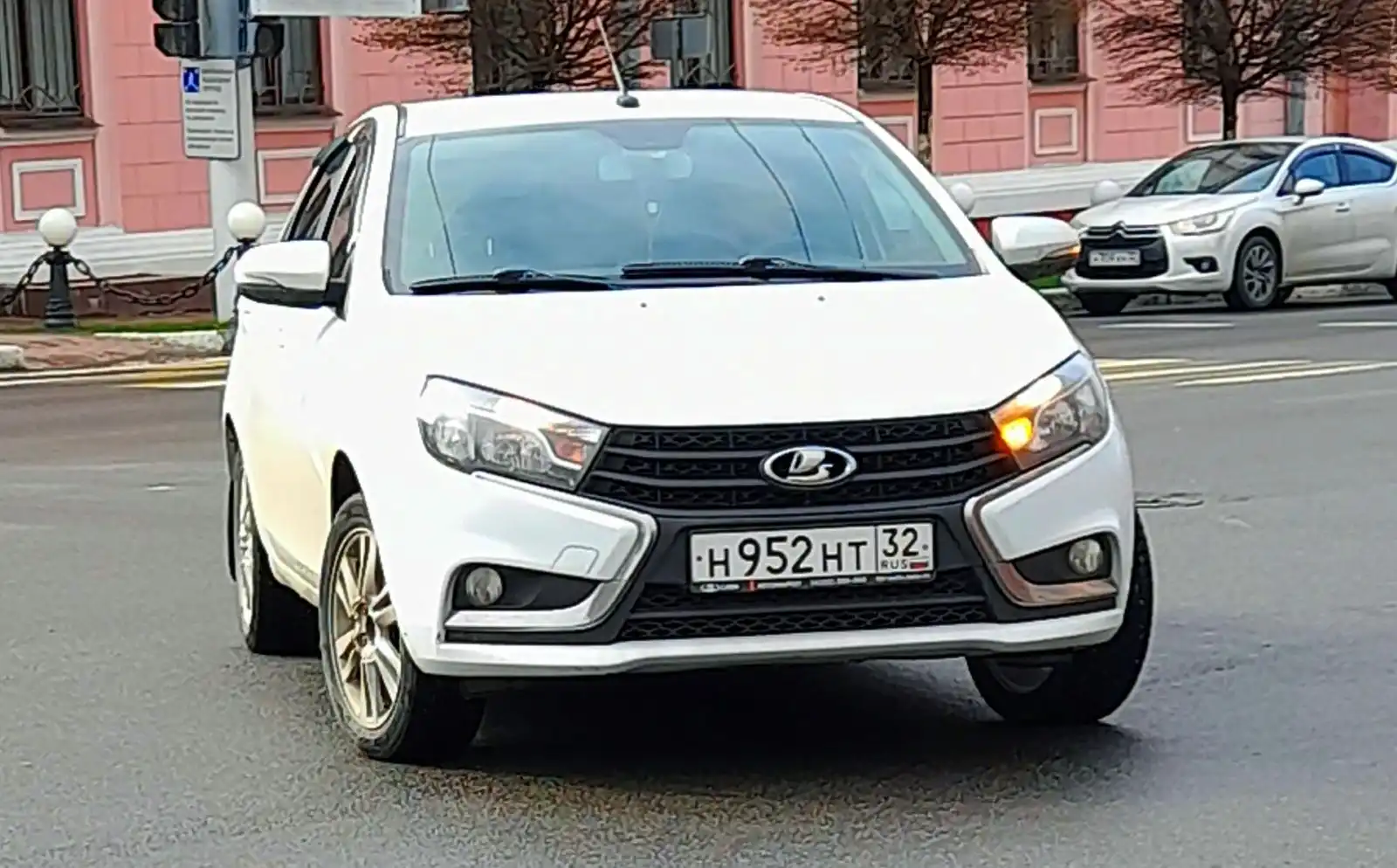 Фото автомобиля LADA VESTA, 2018 — госномер Н952НТ32. Цвет: БЕЛЫЙ