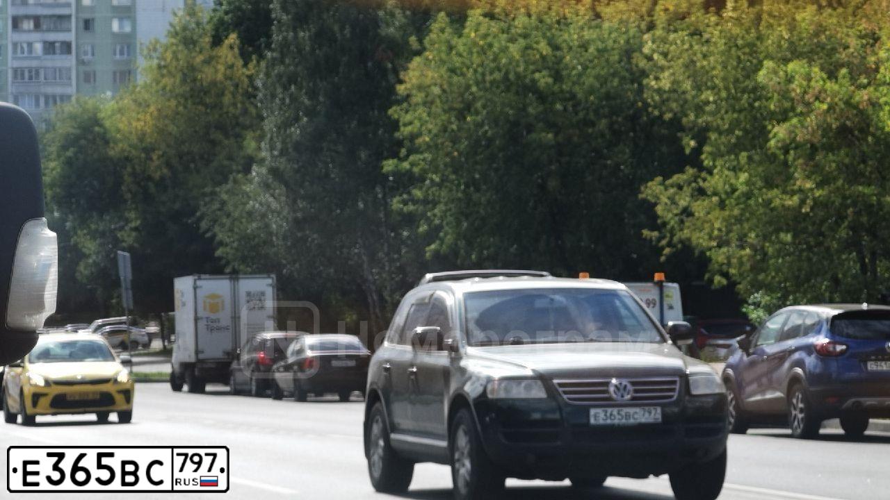 Фото автомобиля VOLKSWAGEN TOUAREG, 2004 — госномер А648РС750. Цвет: Темно-зеленый