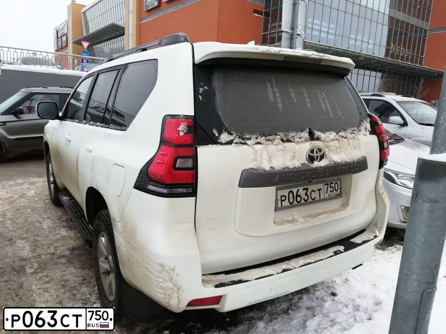 Фото автомобиля TOYOTA LANDCRUISER, 2018 — госномер Р063СТ750. Цвет: БЕЛЫЙ