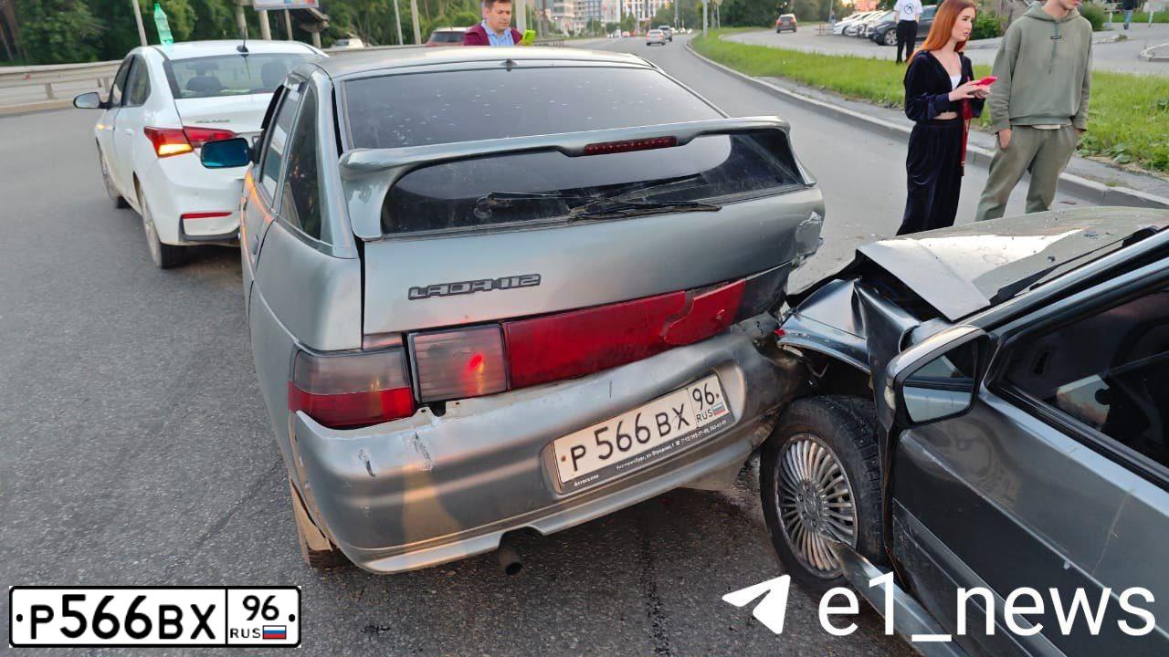 Фото автомобиля LADA 2112, 2004 — госномер Р566ВХ96. Цвет: СЕРО-ЗЕЛЕНЫЙ
