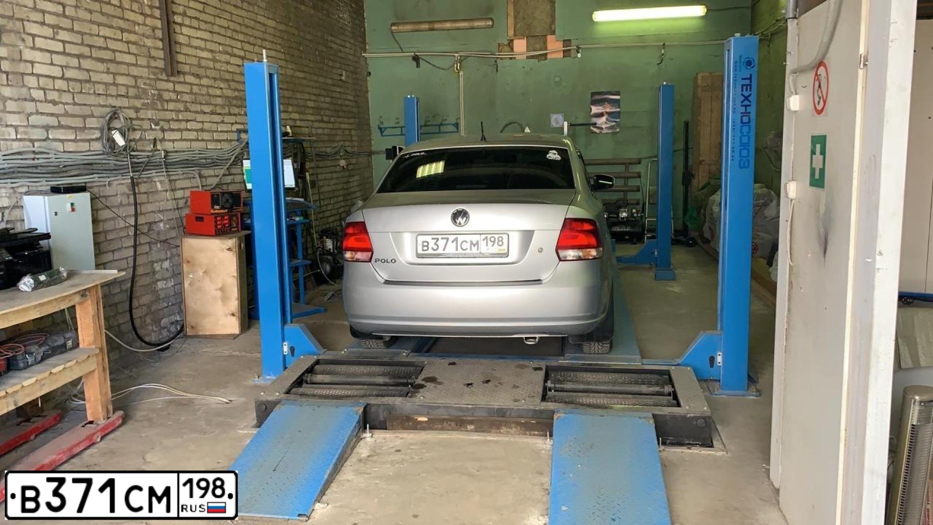 Фото автомобиля VOLKSWAGEN POLO, 2013 — госномер О039СС98. Цвет: СЕРЕБРИСТЫЙ