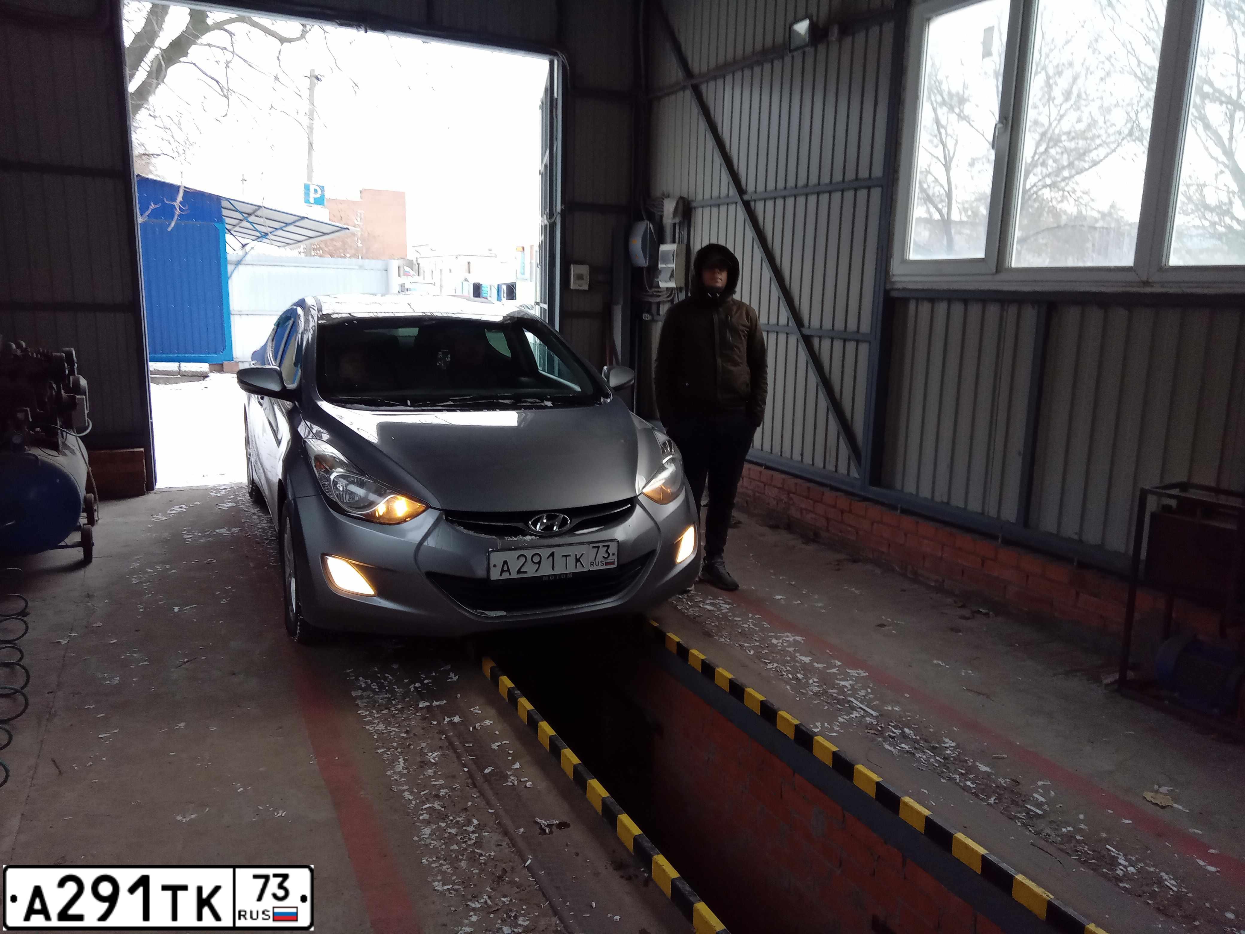 Фото автомобиля HYUNDAI ELANTRA, 2012 — госномер Т958НЕ761. Цвет: Серый