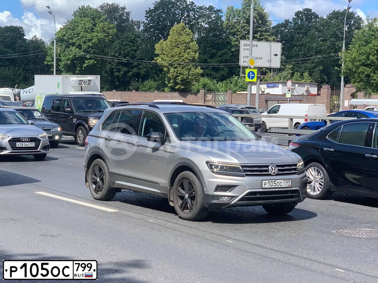 Фото автомобиля VOLKSWAGEN TIGUAN, 2019 — госномер Р105ОС799. Цвет: Серебристый