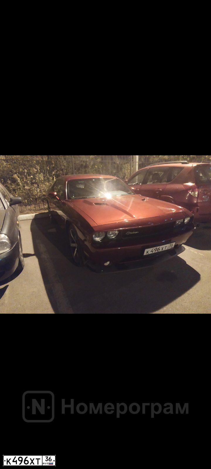 Фото автомобиля DODGE CHALLENGER, 2014 — госномер К496ХТ36. Цвет: БОРДОВЫЙ
