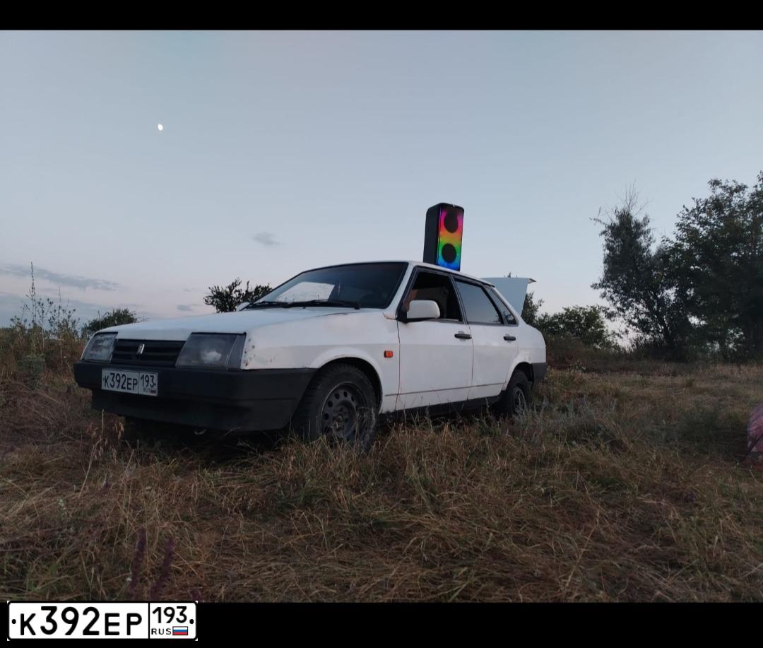 Фото автомобиля LADA 2109 SAMARA, 1998 — госномер К392ЕР193. Цвет: ЯРКО-БЕЛЫЙ