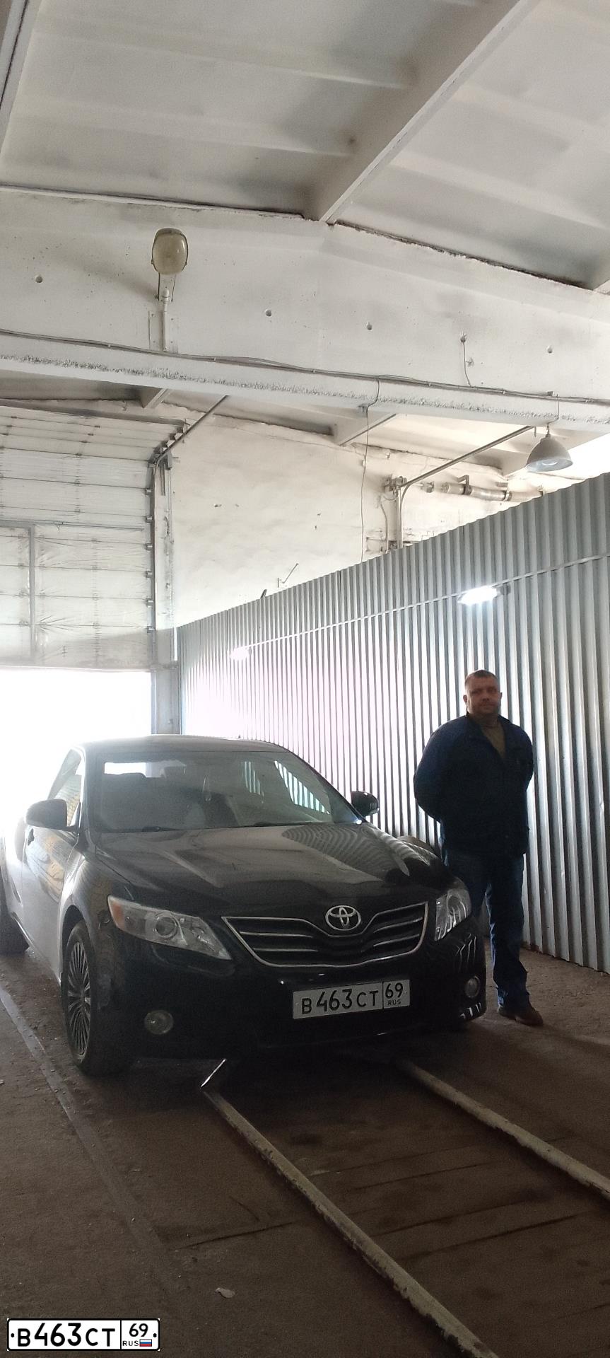 Фото автомобиля TOYOTA CAMRY, 2010 — госномер Е001РХ69. Цвет: ЧЕРНЫЙ