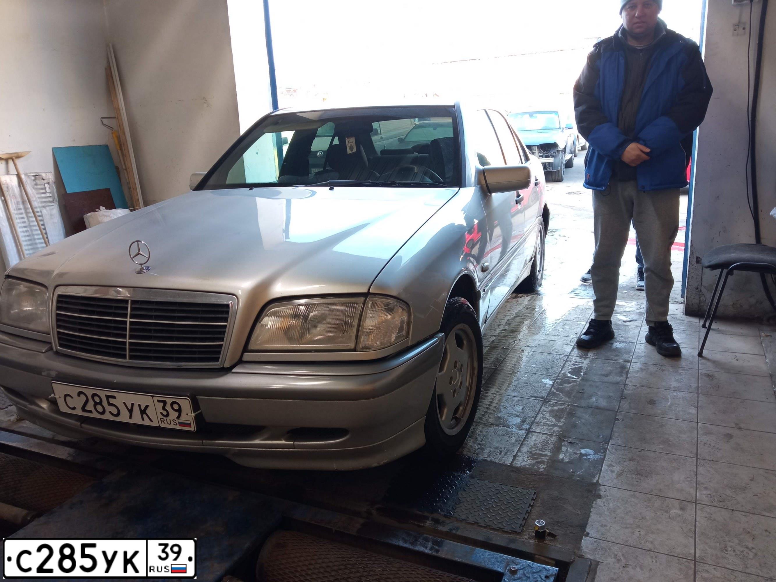 Фото автомобиля MERCEDES C-KLASSE, 1998 — госномер С285УК39. Цвет: Серебристый