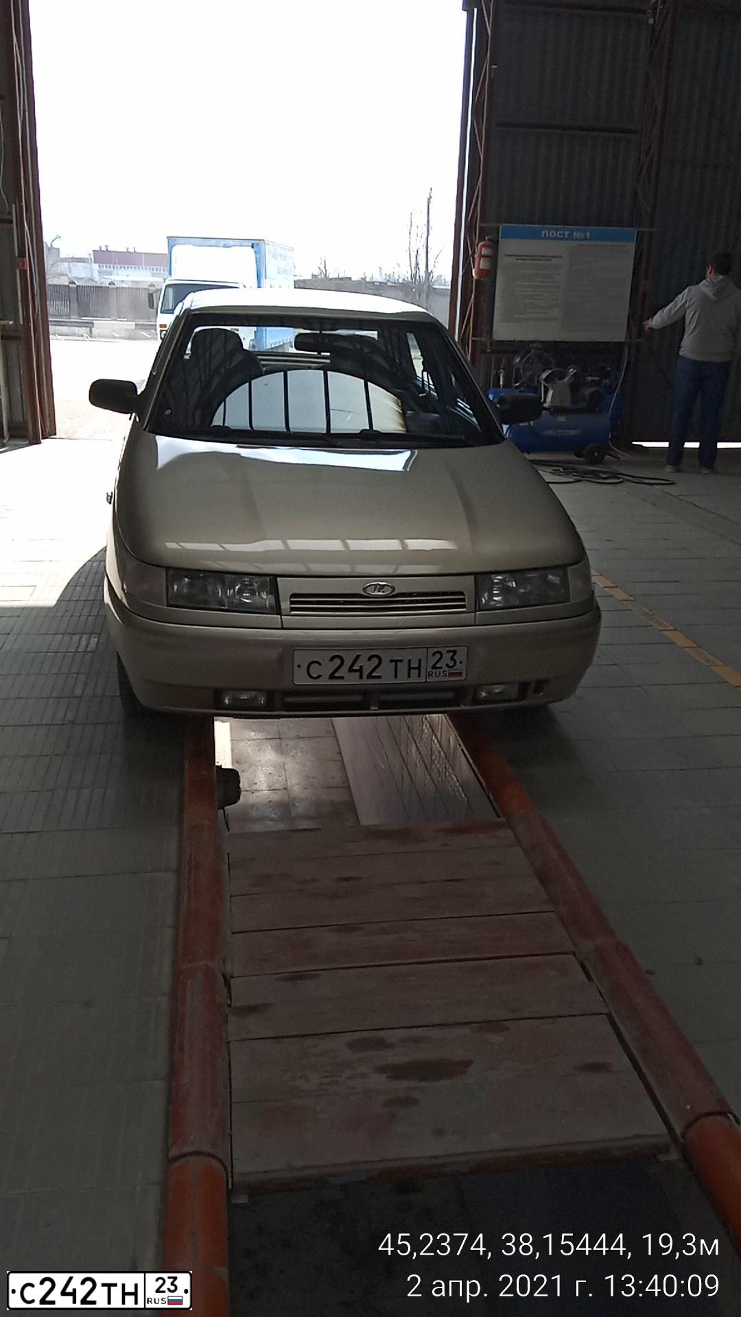 Фото автомобиля LADA 2110, 2001 — госномер С242ТН23. Цвет: ЗОЛОТИСТЫЙ