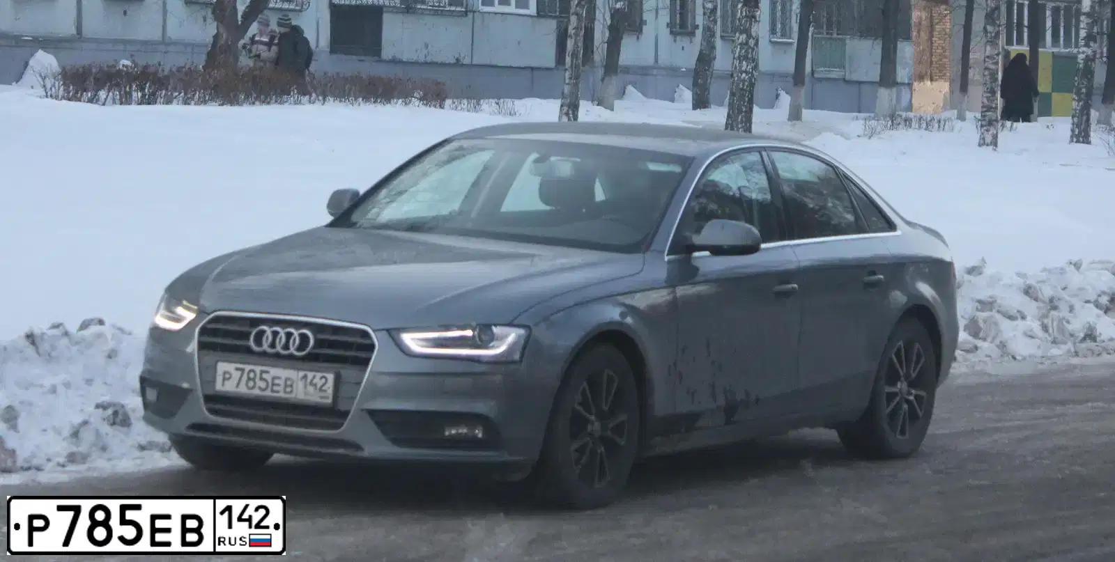 Фото автомобиля AUDI A4, 2013 — госномер Е800УС790. Цвет: СЕРЫЙ
