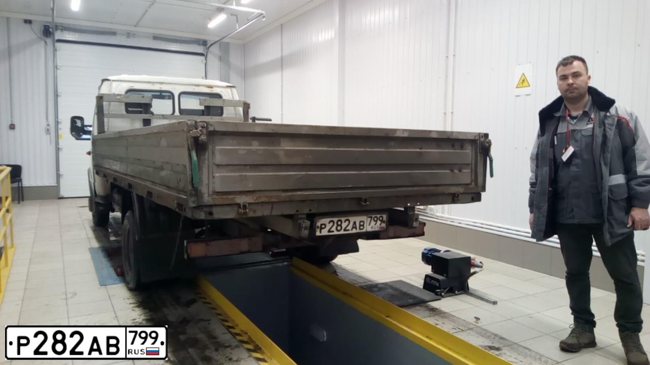 Фото автомобиля ГАЗ 2217 (КАТЕГОРИЯ B), 2012 — госномер А999АМ50. Цвет: Белый