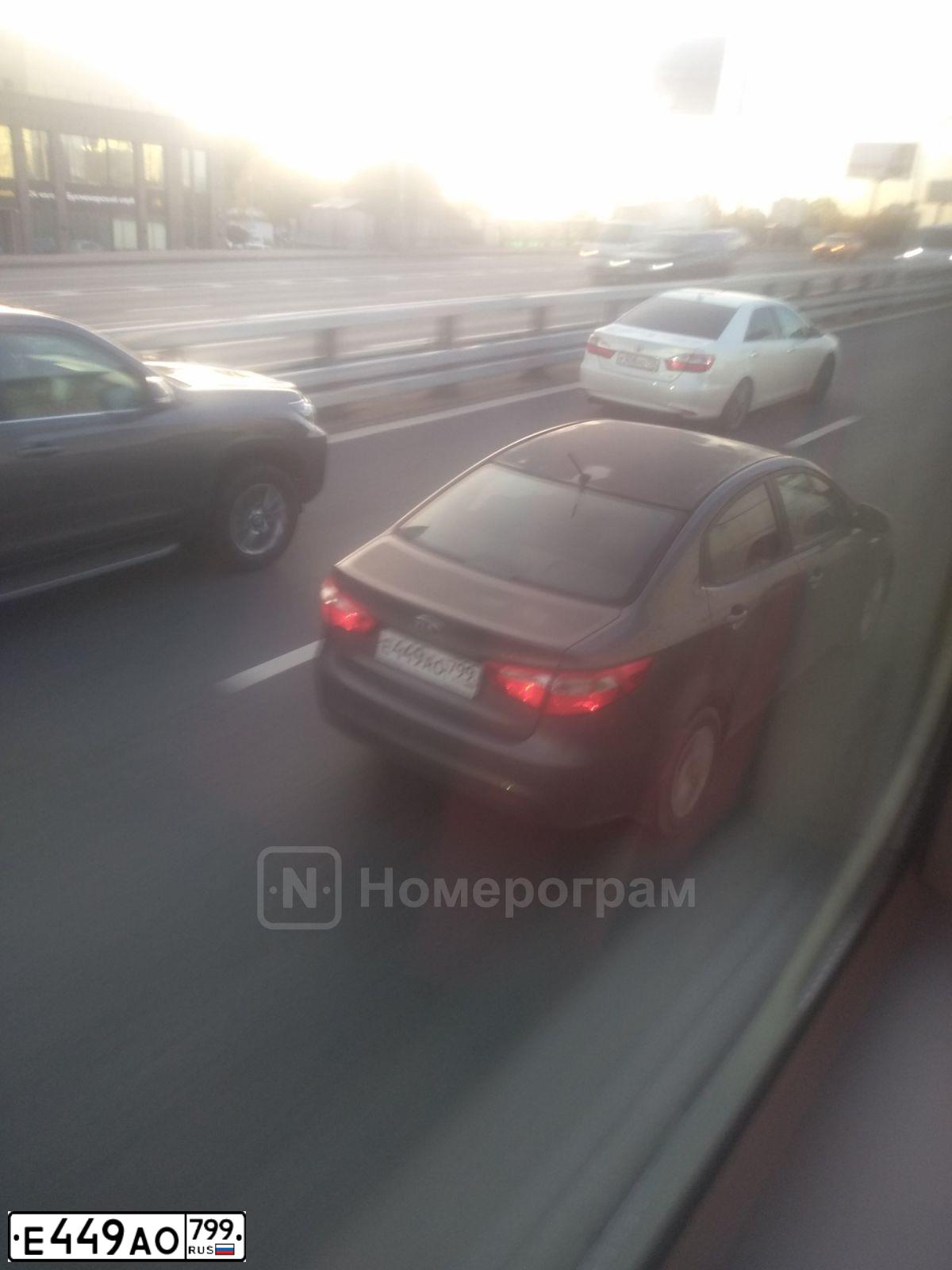 Фото автомобиля KIA RIO, 2014 — госномер Е449АО799. Цвет: Серый