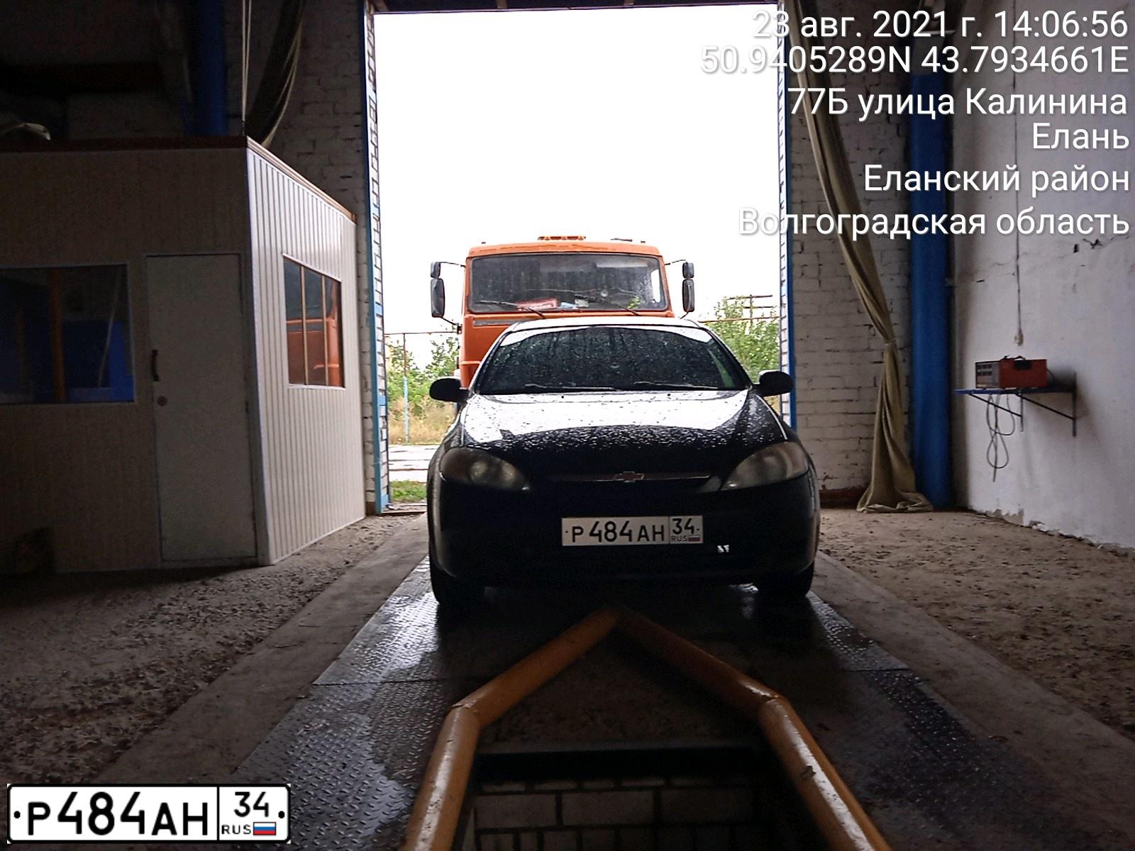 Фото автомобиля CHEVROLET LACETTI, 2006 — госномер Р484АН34. Цвет: ЧЕРНЫЙ