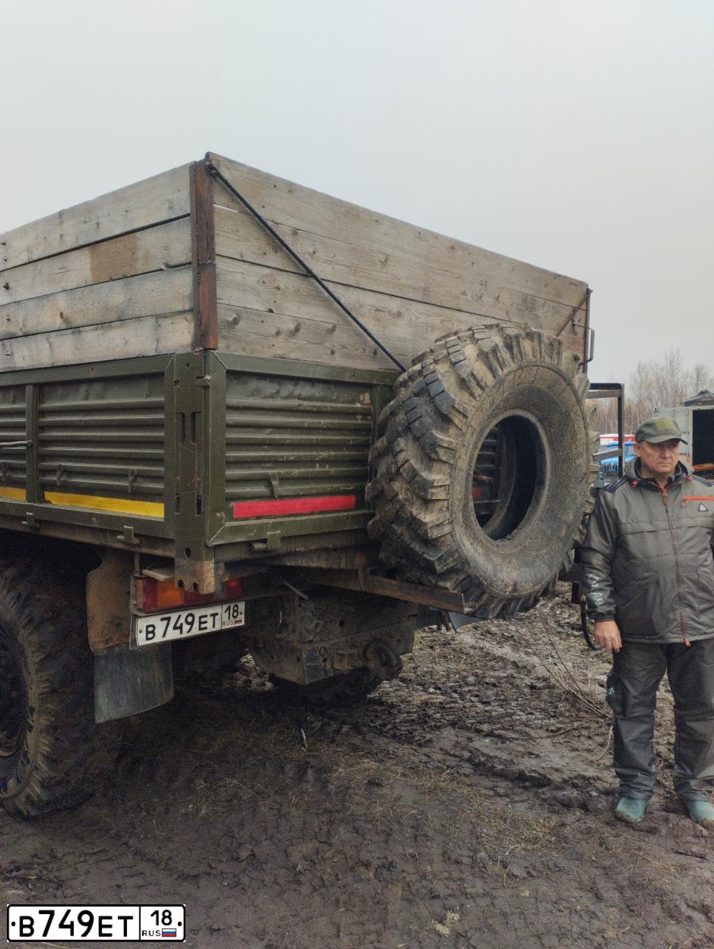 Фото автомобиля URAL 4320 /6X6/, 2013 — госномер В749ЕТ18. Цвет: ЗЕЛЕНЫЙ