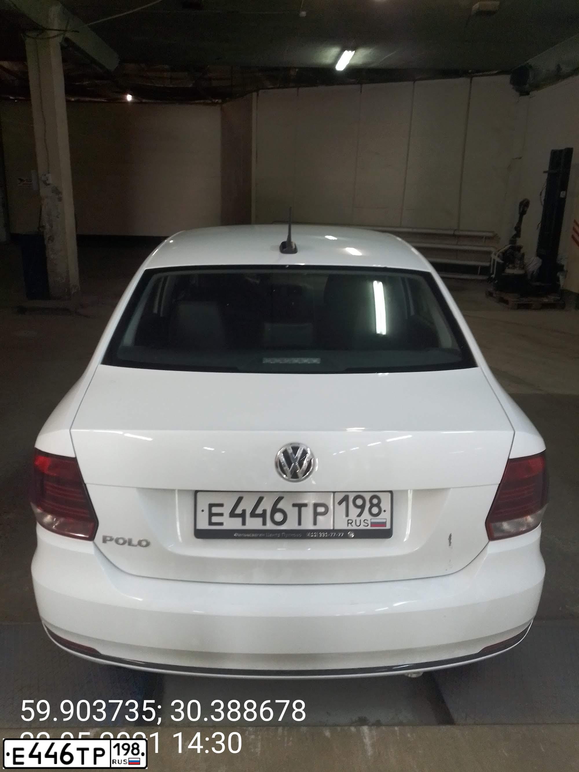 Фото автомобиля VOLKSWAGEN POLO, 2019 — госномер Е446ТР198. Цвет: Белый