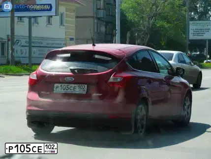 Фото автомобиля FORD FOCUS, 2014 — госномер В660УУ702. Цвет: Красный