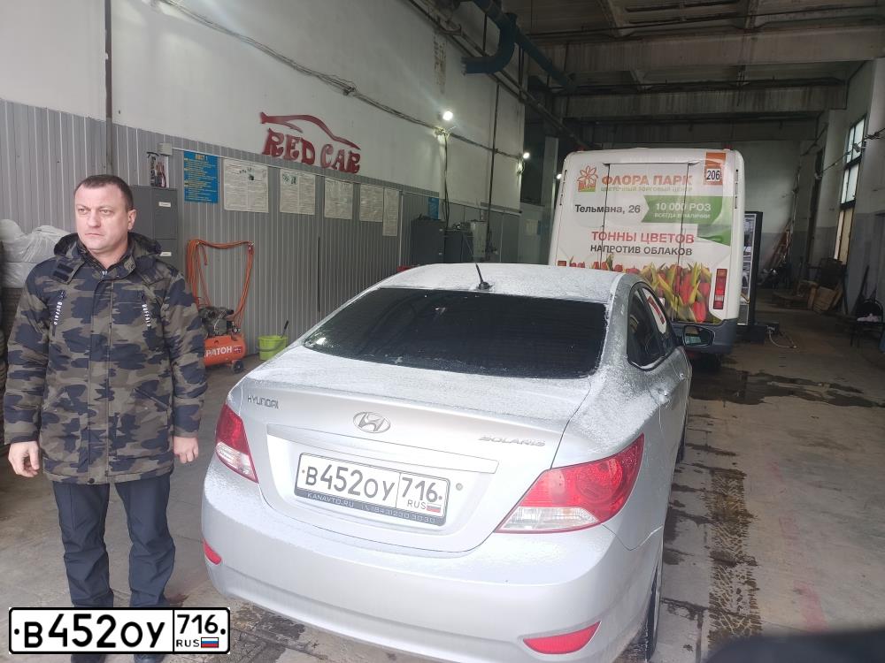Фото автомобиля HYUNDAI SOLARIS, 2012 — госномер М327АХ164. Цвет: серебристый