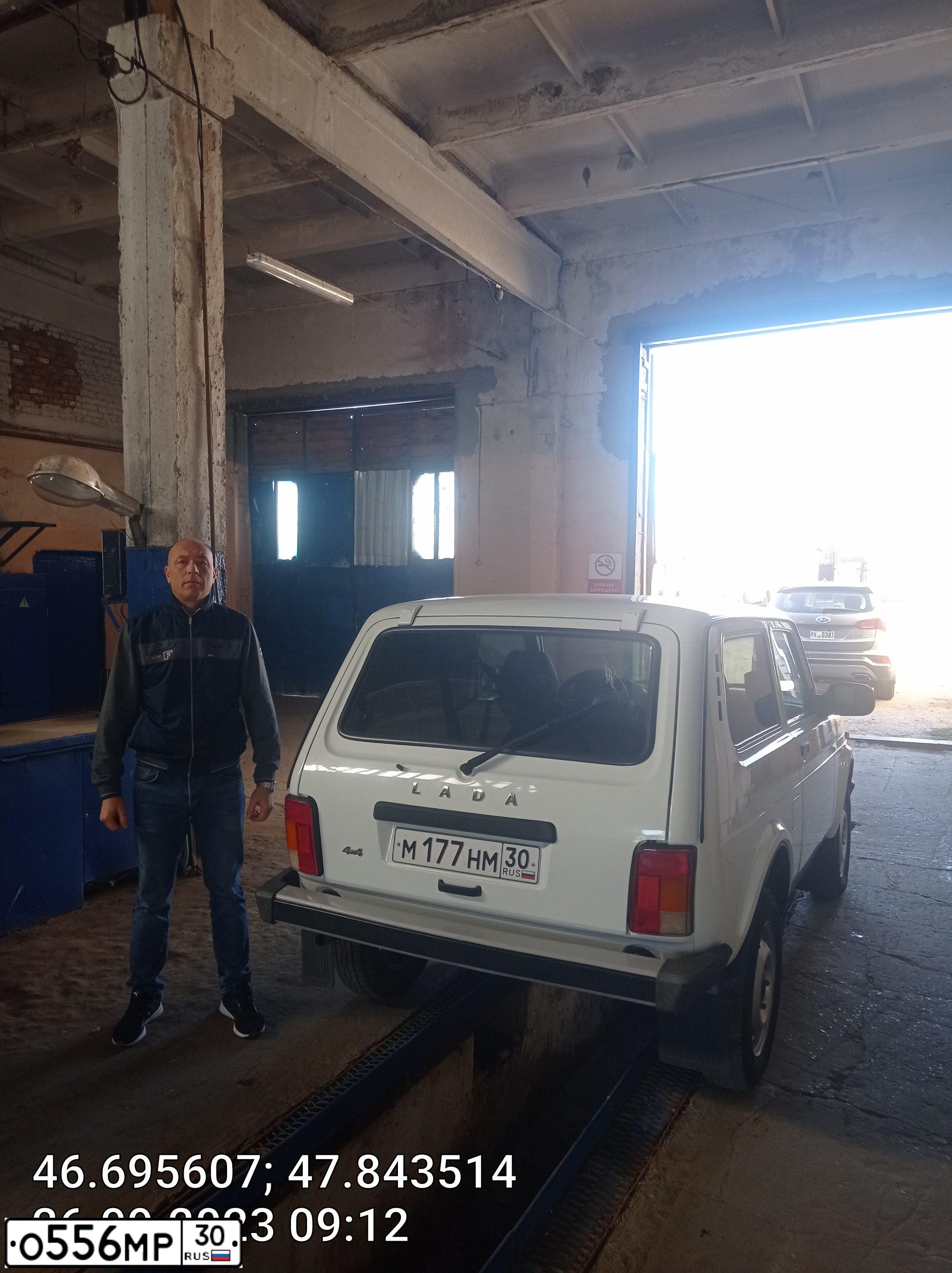 Фото автомобиля LADA 2121 NIVA, 2018 — госномер М177НМ30. Цвет: Белый