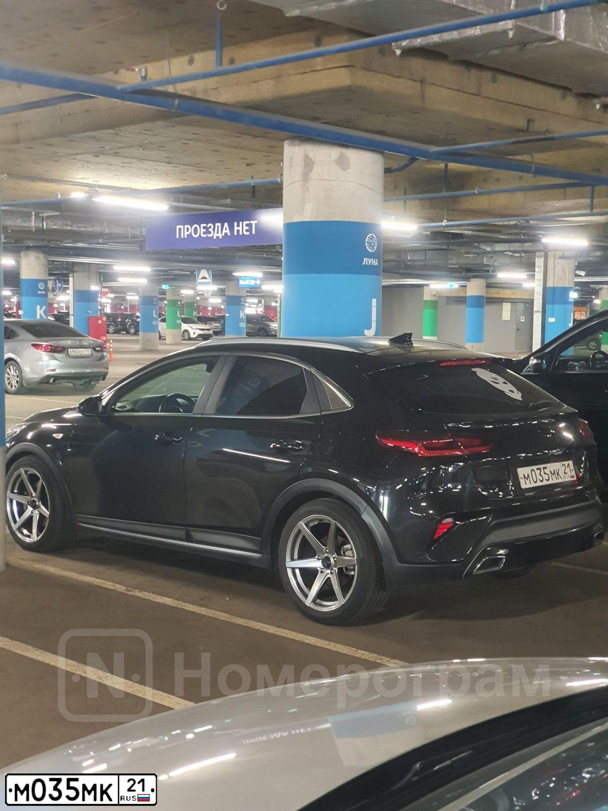 Фото автомобиля KIA XCEED J7S8К4G1U, 2021 — госномер М035МК21. Цвет: ЧЕРНЫЙ