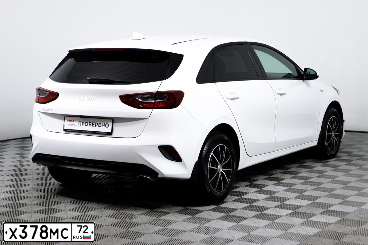 Фото автомобиля KIA CEED, 2022 — госномер Т649ВК977. Цвет: Белый
