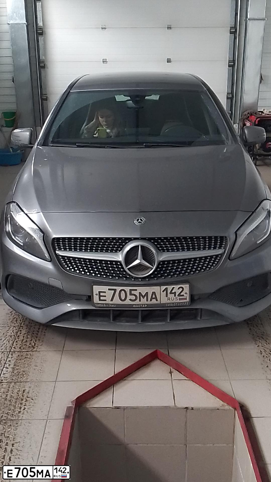 Фото автомобиля MERCEDES A-KLASSE, 2016 — госномер Е705МА142. Цвет: СЕРЫЙ