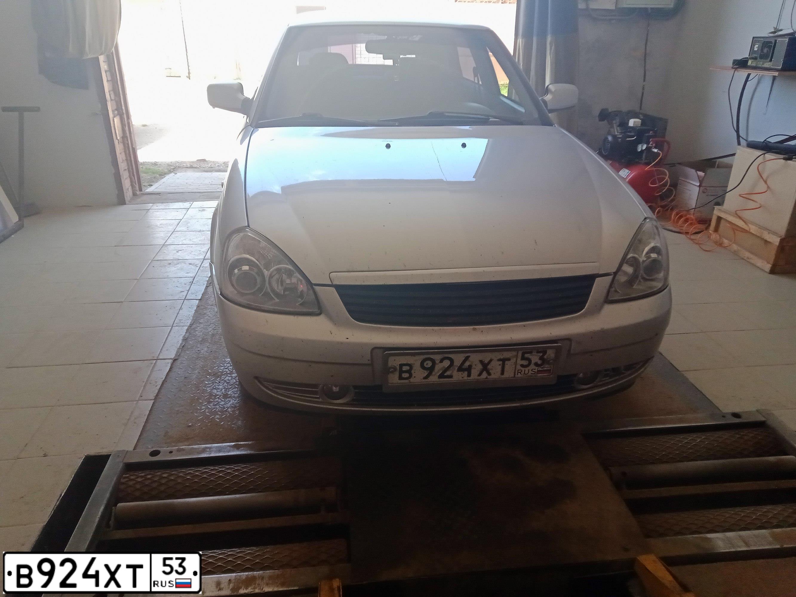 Фото автомобиля LADA 2170 PRIORA, 2009 — госномер В924ХТ53. Цвет: СВЕТЛО-СЕРЕБРИСТЫЙ МЕТАЛЛИК