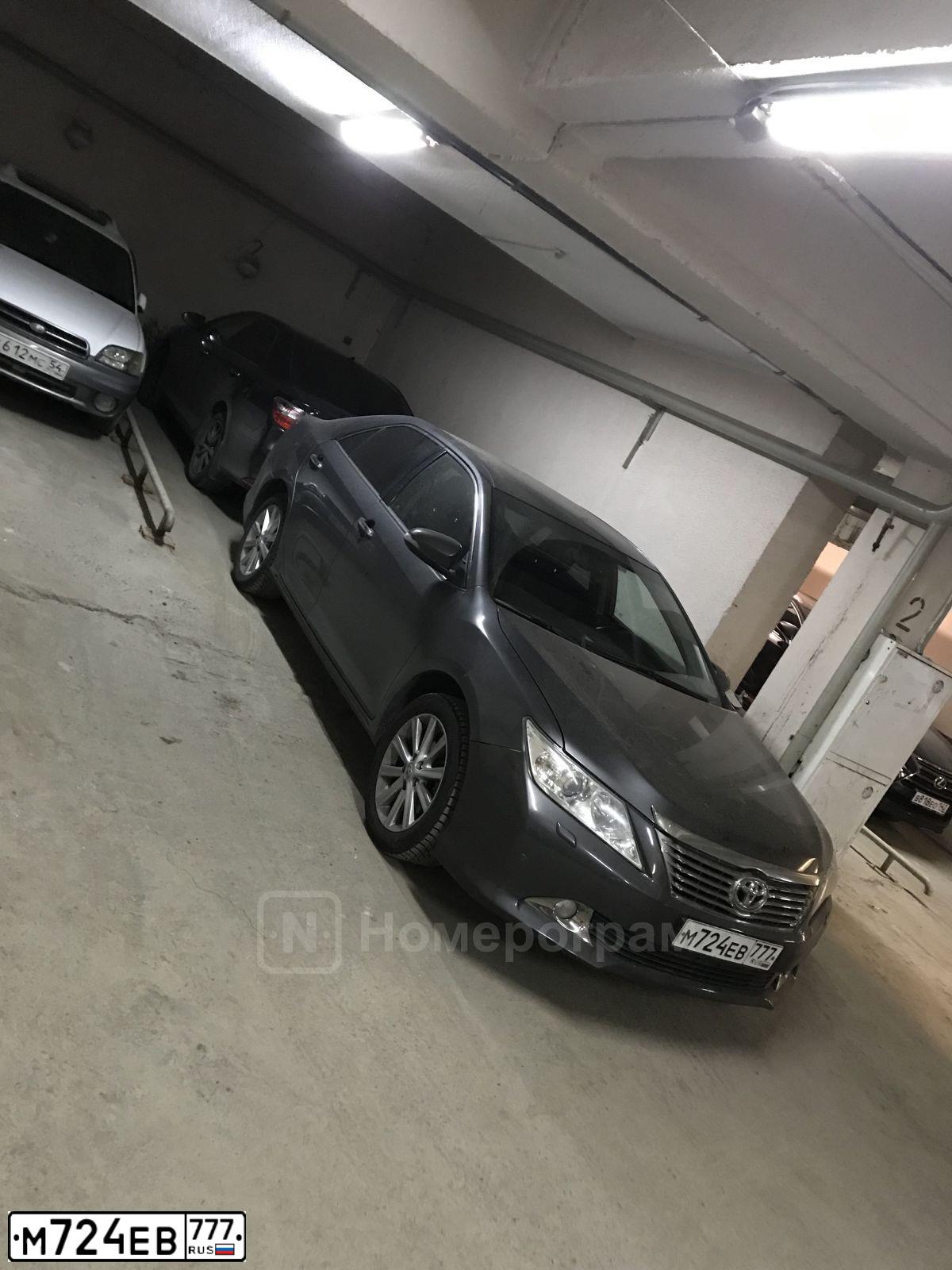Фото автомобиля TOYOTA CAMRY, 2014 — госномер М094МХ154. Цвет: СЕРЫЙ МЕТАЛЛИК