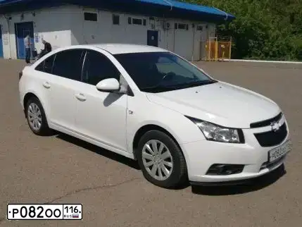 Фото автомобиля CHEVROLET CRUZE, 2012 — госномер Р082ОО116. Цвет: Белый