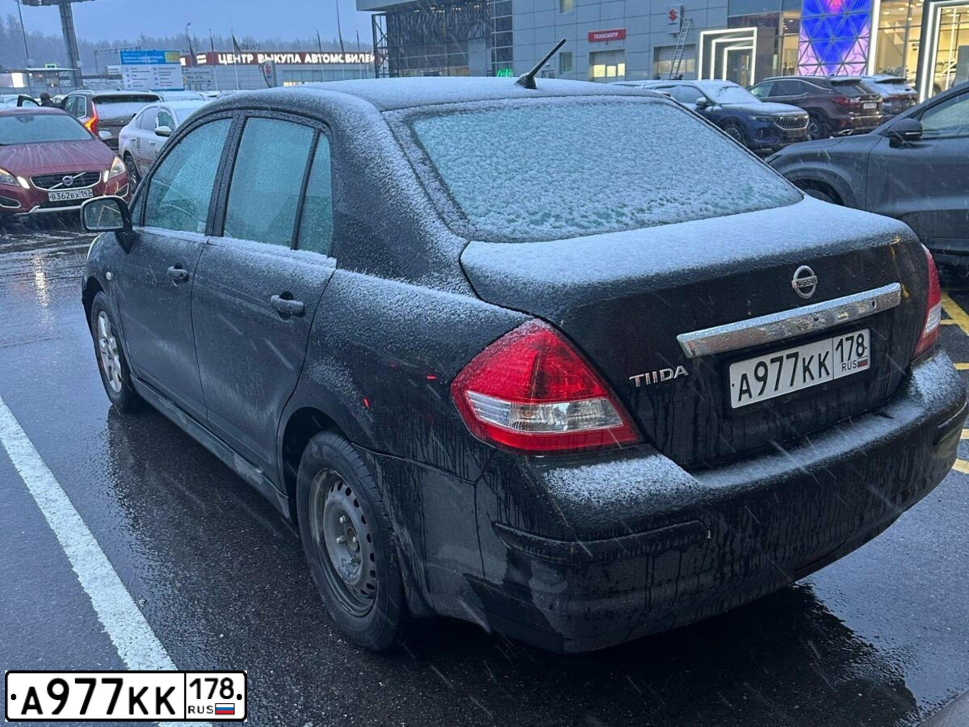 Фото автомобиля NISSAN TIIDA, 2010 — госномер М051КХ35. Цвет: ЧЕРНЫЙ