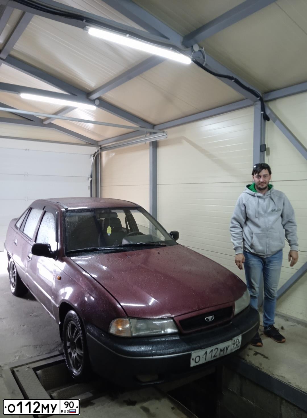 Фото автомобиля DAEWOO NEXIA, 2000 — госномер В913НМ155. Цвет: Красный