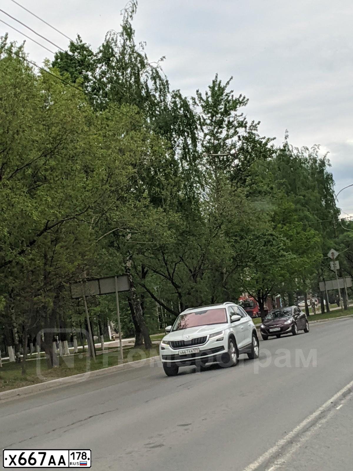 Фото автомобиля SKODA KODIAQ, 2017 — госномер Х667АА178. Цвет: БЕЛЫЙ