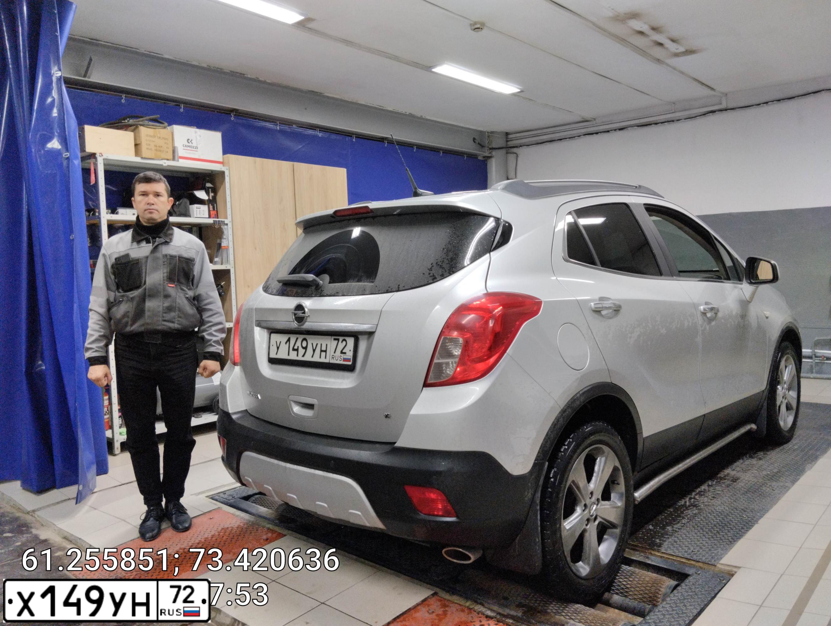 Фото автомобиля OPEL MOKKA, 2014 — госномер Х149УН72. Цвет: Серебристый