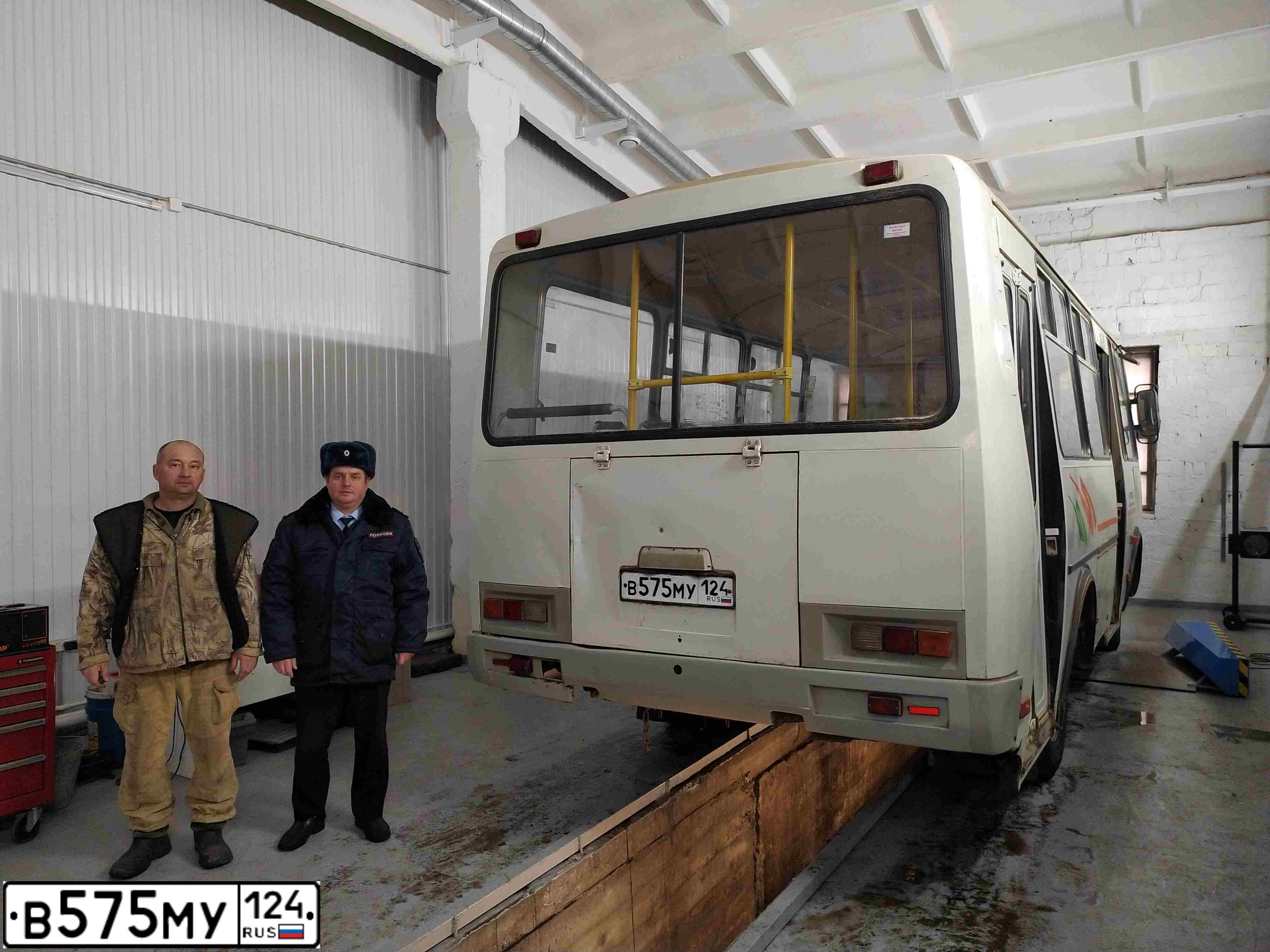 Фото автомобиля PAZ 3205, 2014 — госномер В575МУ124. Цвет: БЕЛЫЙ