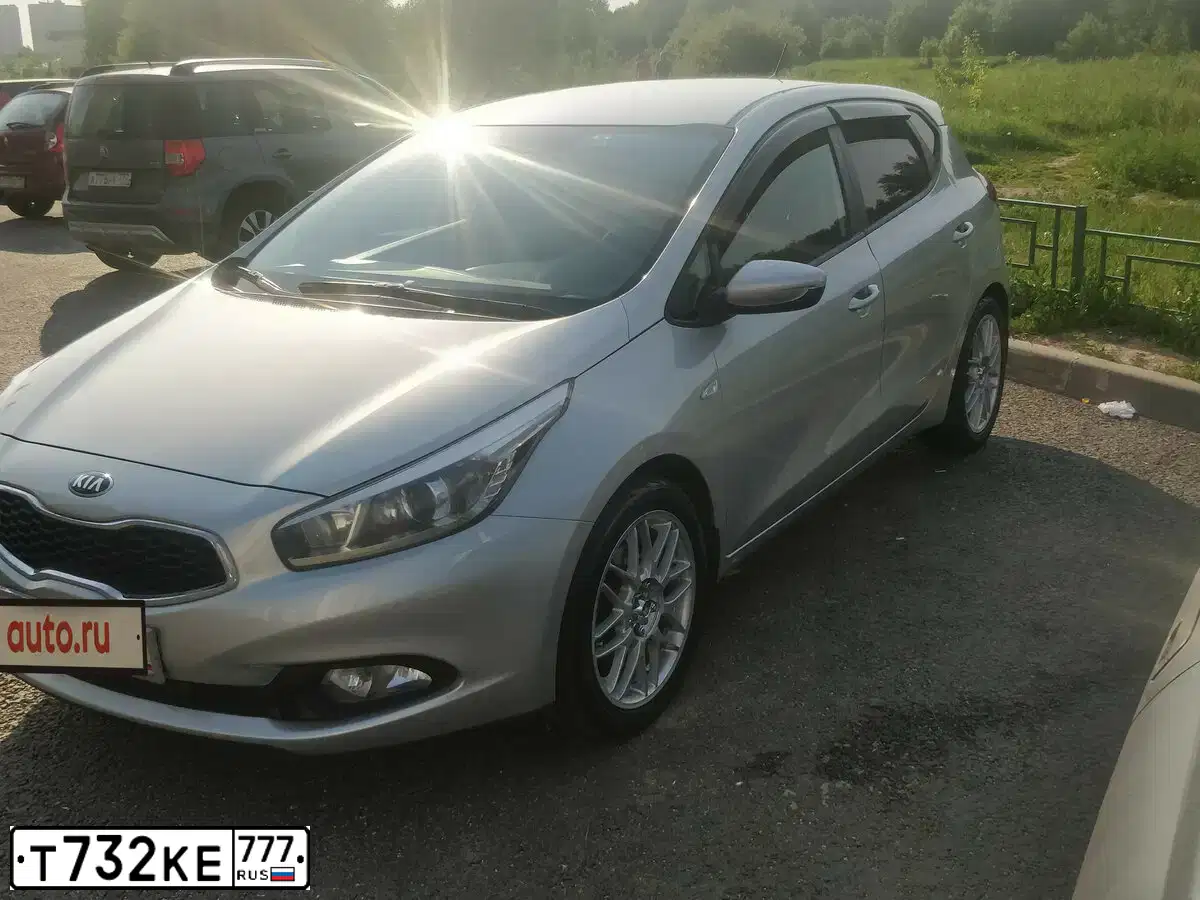 Фото автомобиля KIA CEE'D, 2014 — госномер Т732КЕ777. Цвет: ПЕРЛАМУТРОВО-СЕРЕБРИСТЫЙ