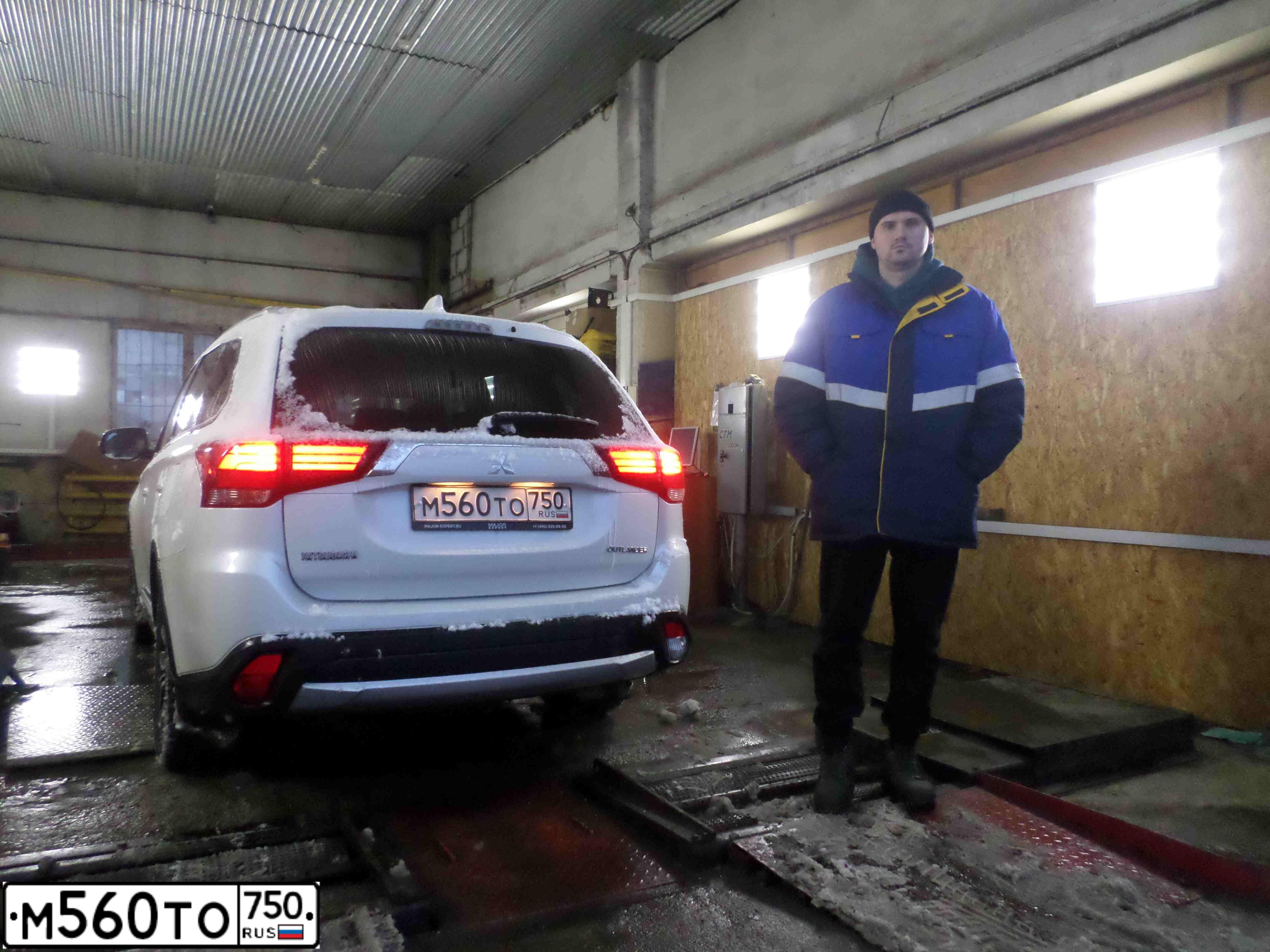 Фото автомобиля MITSUBISHI OUTLANDER, 2018 — госномер В753ЕР977. Цвет: БЕЛЫЙ