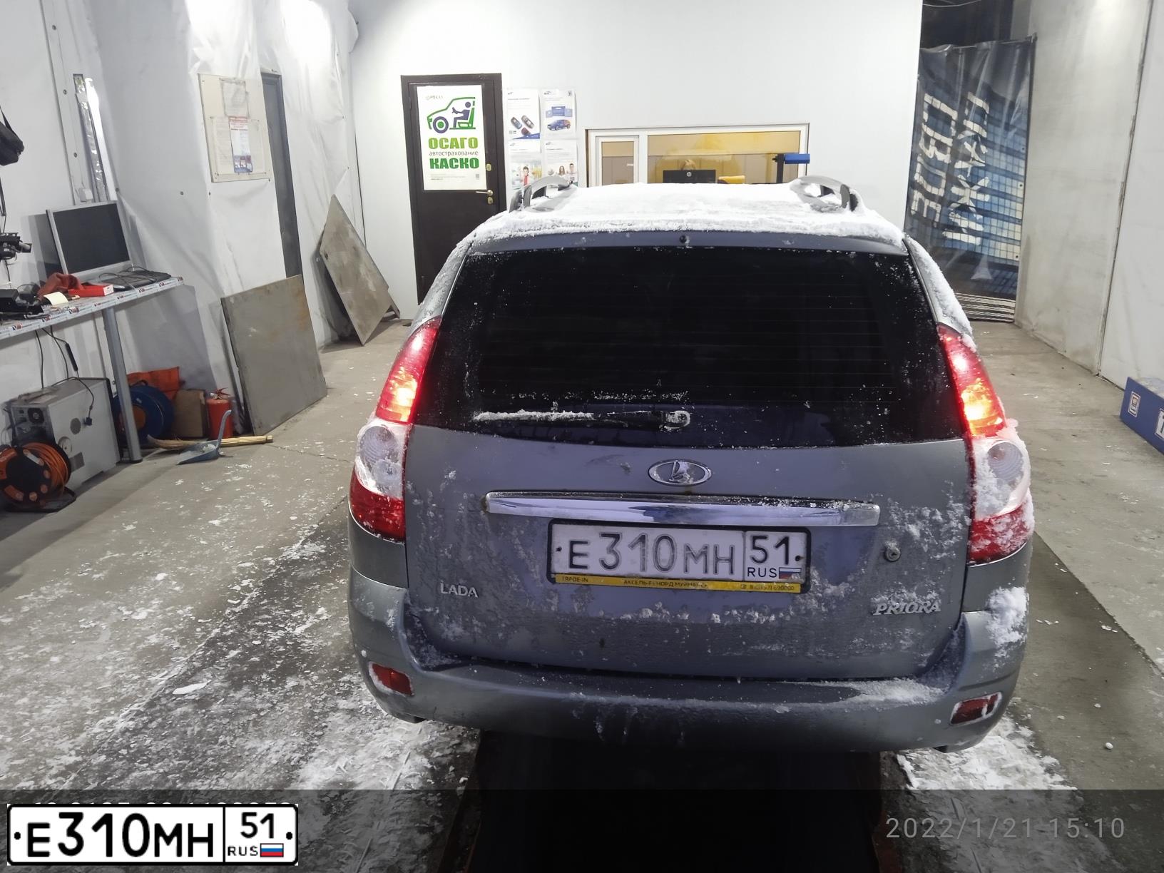 Фото автомобиля LADA 2171 PRIORA, 2011 — госномер Е310МН51. Цвет: СРЕДНИЙ СЕРО-ЗЕЛЕНЫЙ МЕТ.