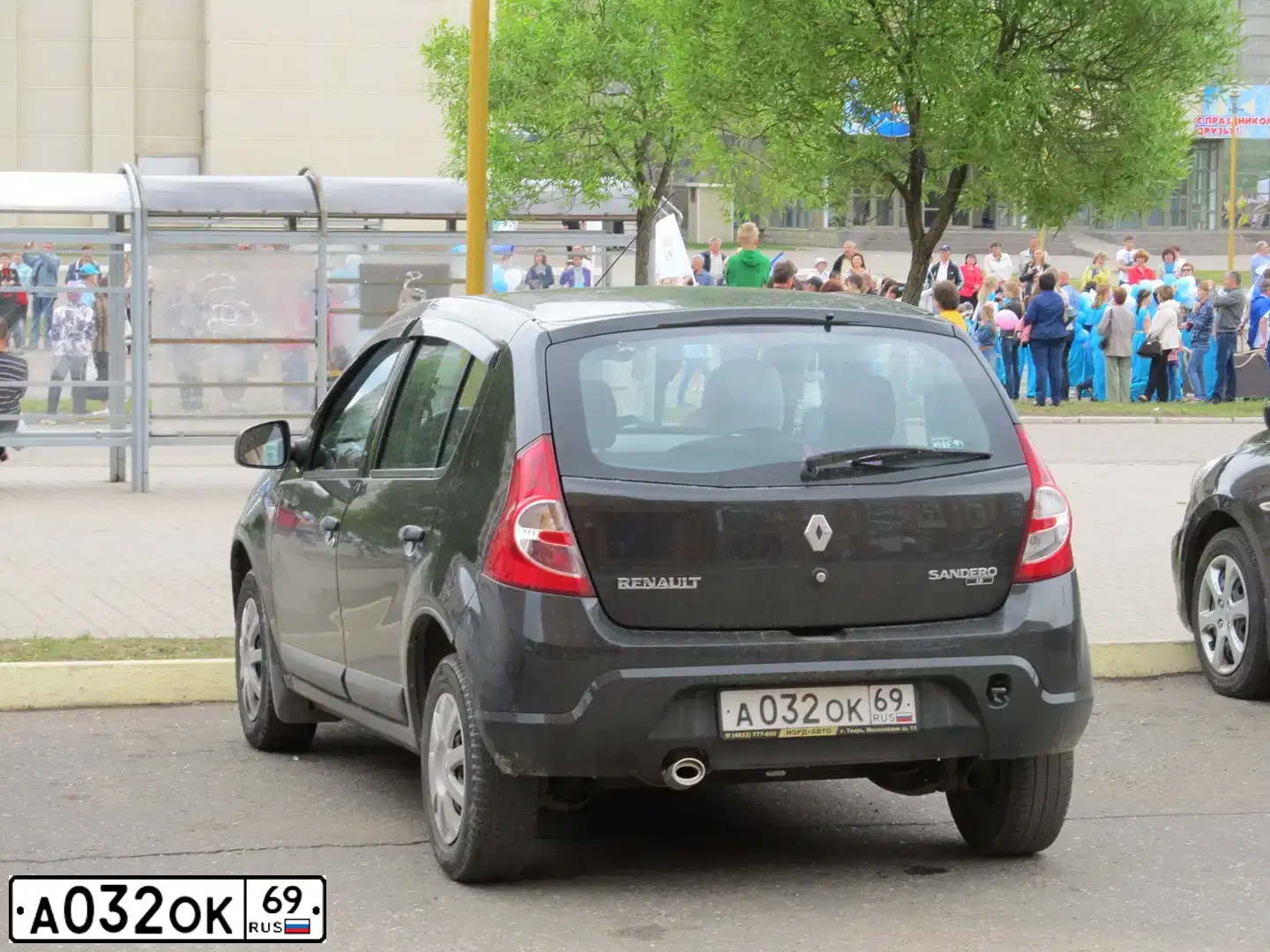 Фото автомобиля RENAULT SANDERO, 2011 — госномер А032ОК69. Цвет: ЧЕРНЫЙ