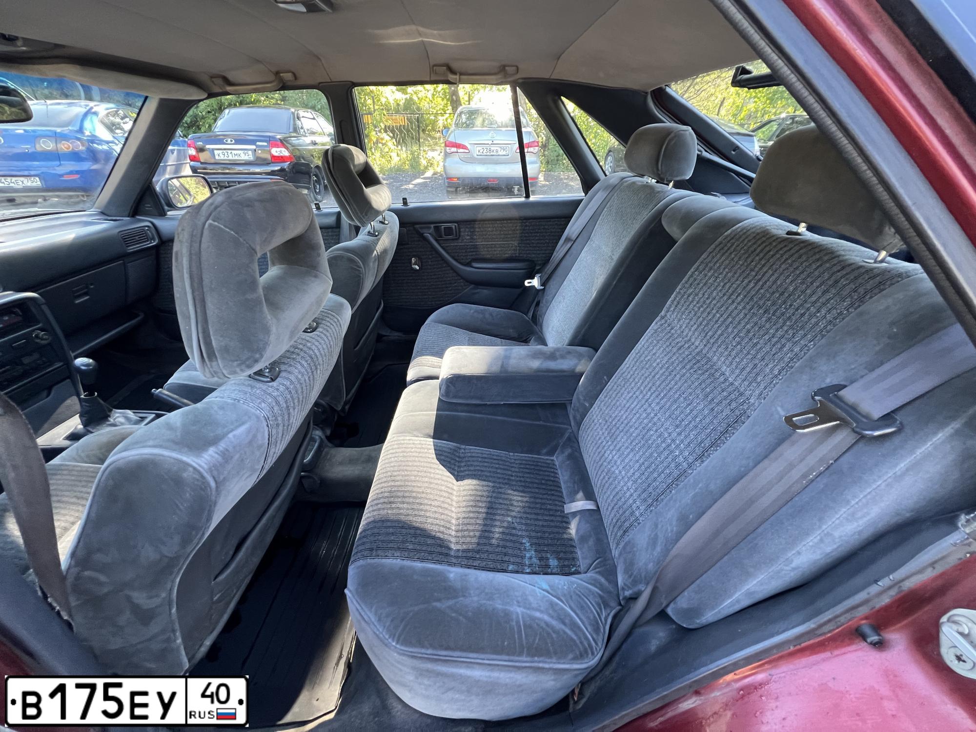 Фото автомобиля TOYOTA CARINA, 1990 — госномер В175ЕУ40. Цвет: ВИШНЕВЫЙ