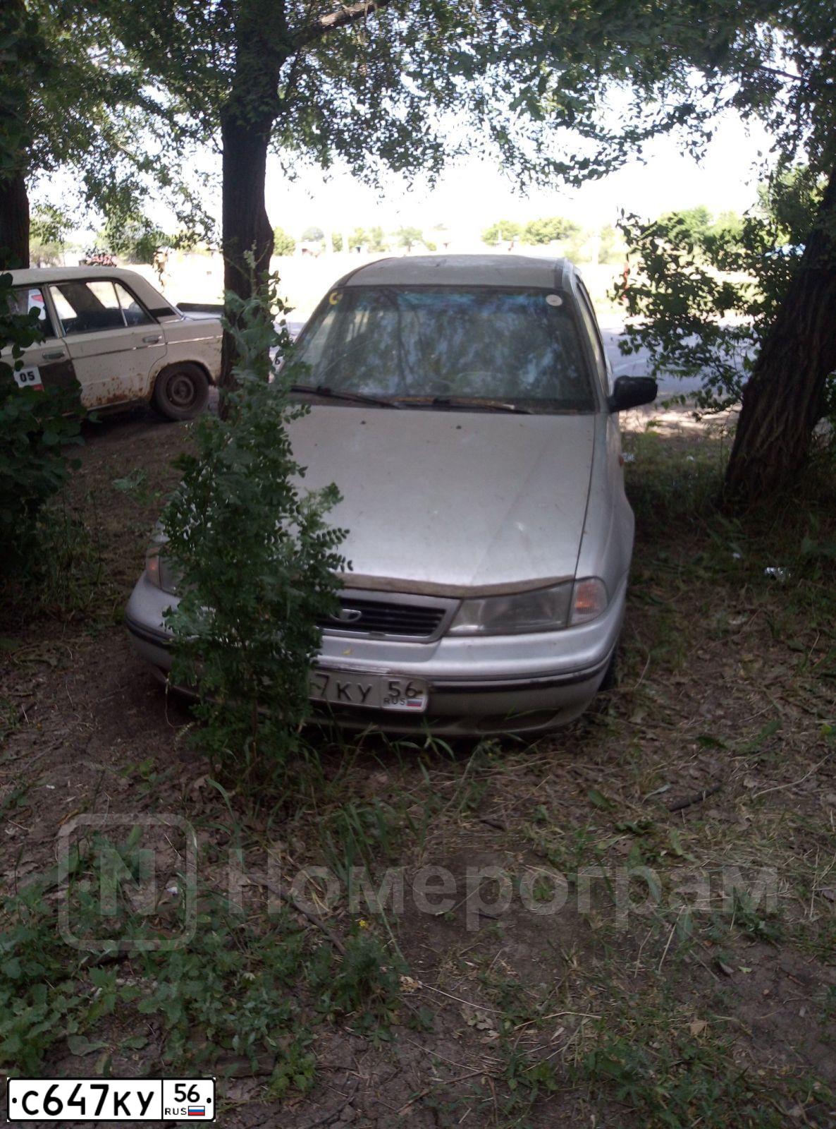 Фото автомобиля DAEWOO NEXIA, 2004 — госномер С647КУ56. Цвет: Серый