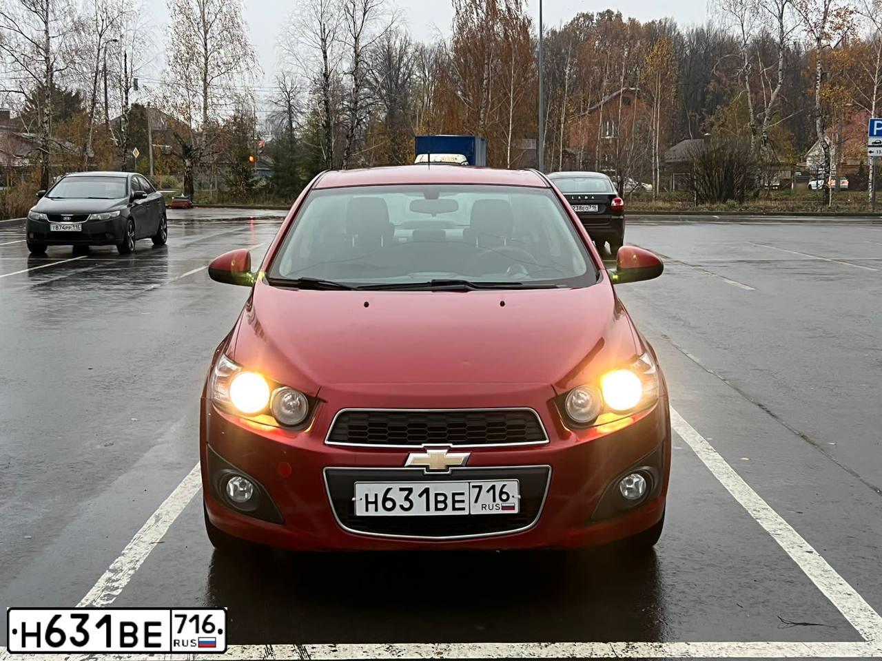 Фото автомобиля CHEVROLET AVEO, 2012 — госномер М285АК178. Цвет: Красный