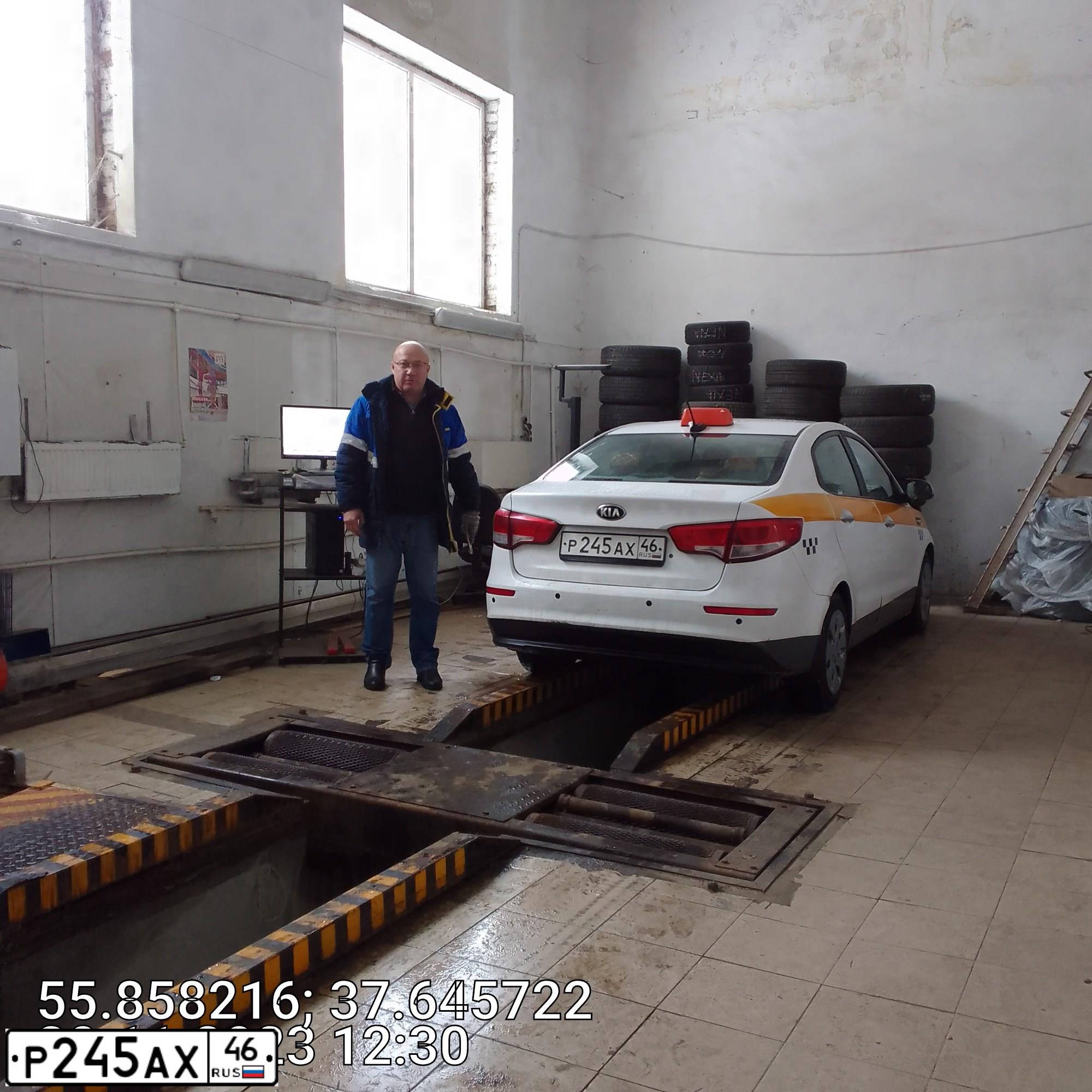 Фото автомобиля KIA RIO, 2017 — госномер Р245АХ46. Цвет: БЕЛЫЙ-ЖЕЛТЫЙ-СЕРЫЙ
