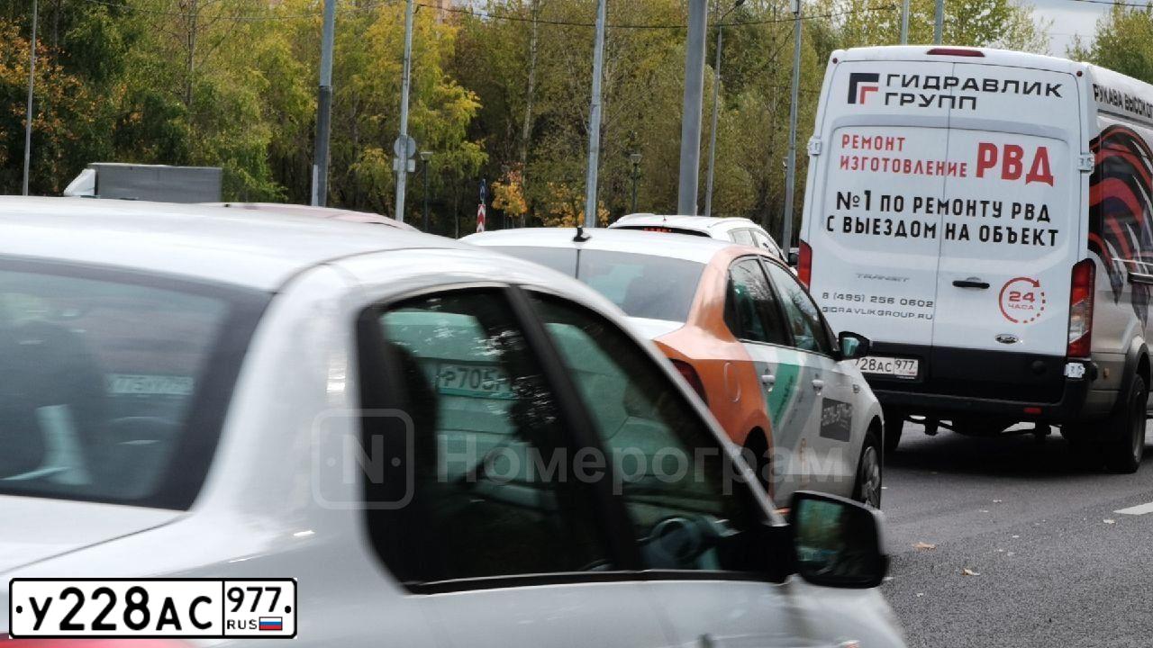 Фото автомобиля MERCEDES C-KLASSE, 2012 — госномер М707НА178. Цвет: Белый